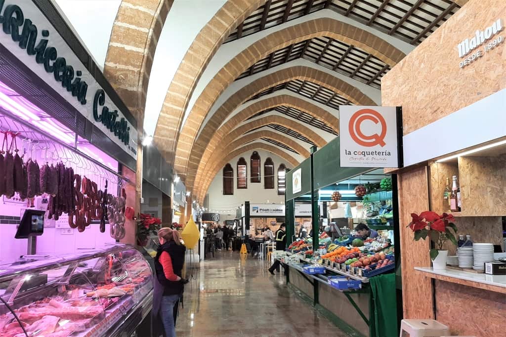 Vista desde el interior del mercado municipal de Javea