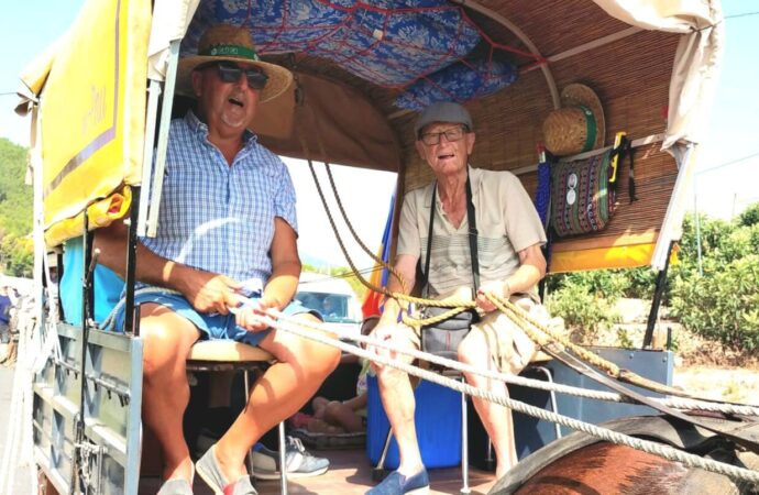 Una ruta entre mar i muntanya per mantenir viva la tradició dels carros